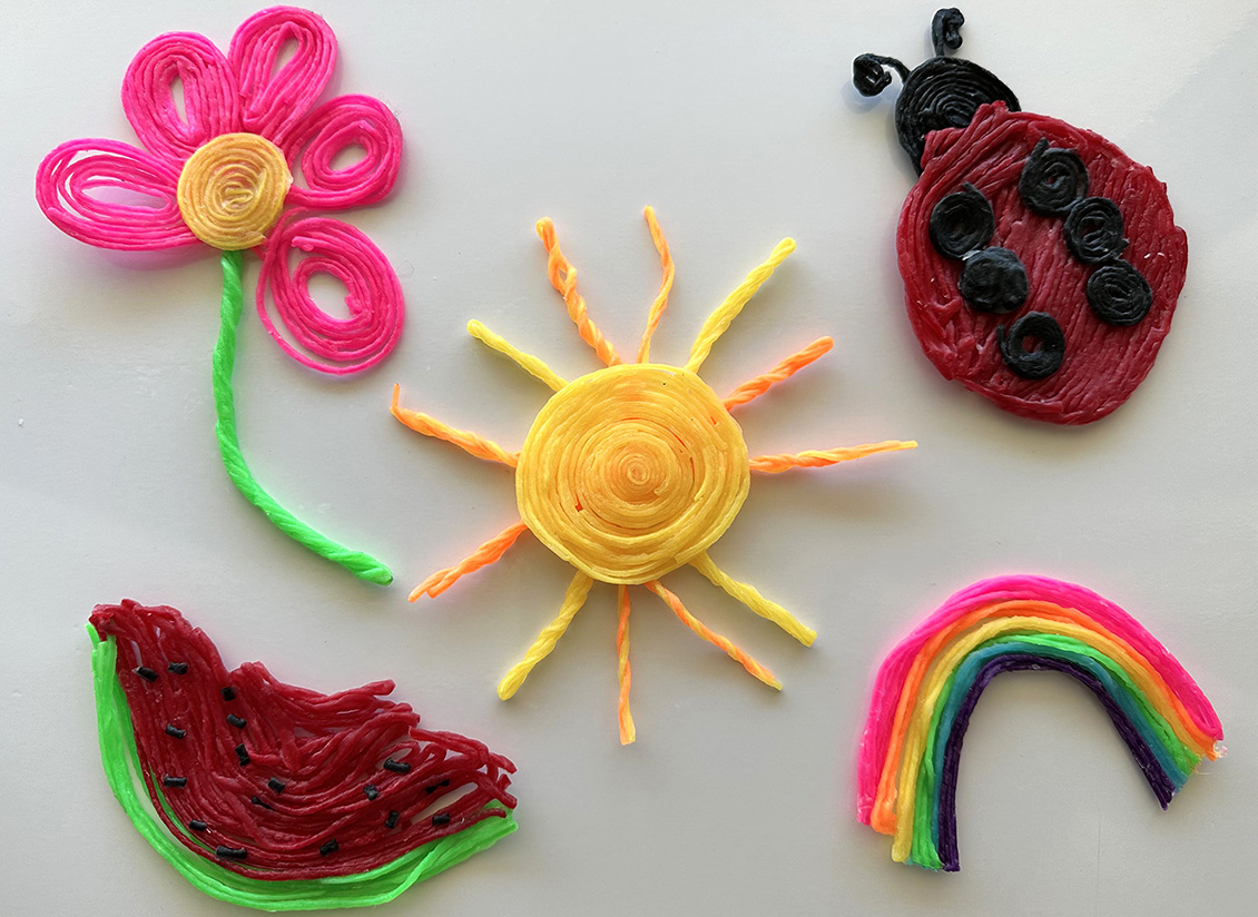 Des bâtons de cire colorés
