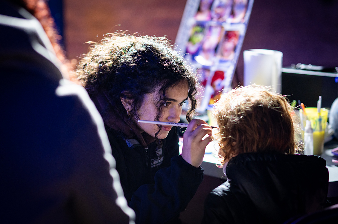 Une station de maquillage et un enfant