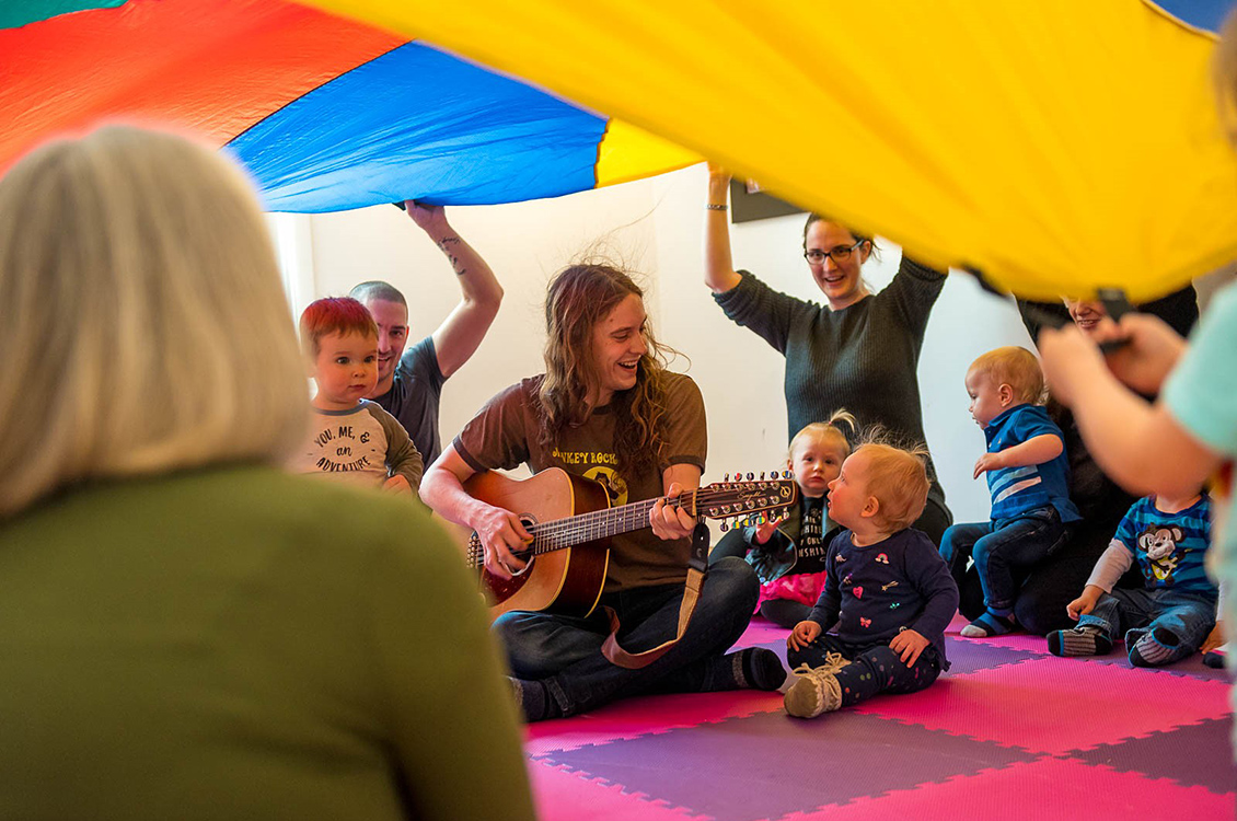 Des adultes et enfants