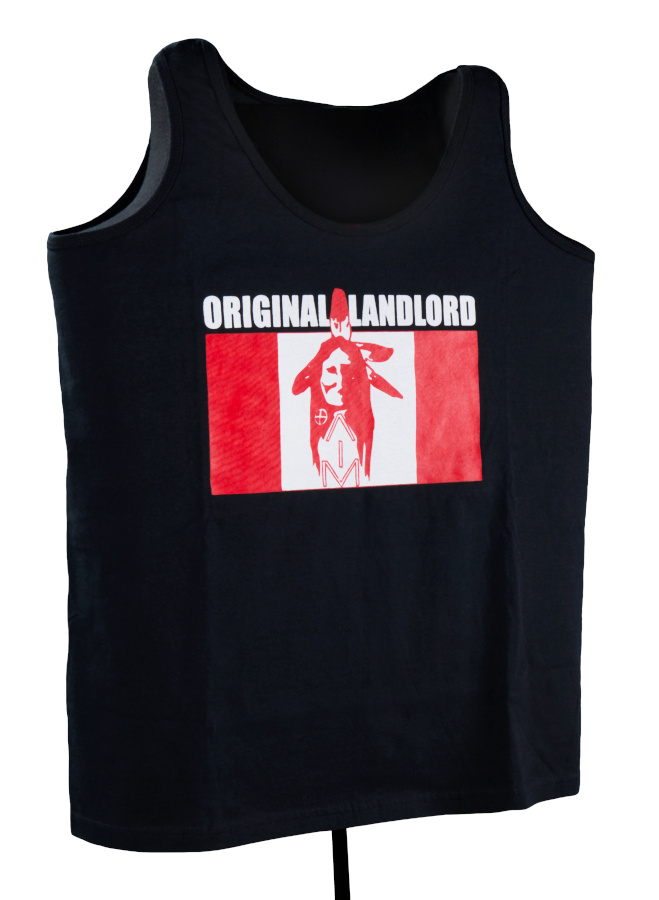 Une camisole noire ornée d’un drapeau canadien où la feuille d’érable a été remplacée par une représentation stylisée d’une personne autochtone portant des plumes au-dessus des lettres « AIM ». Au-dessus du drapeau on peut lire « Original Landlord », qui signifie « Propriétaire d’origine »
