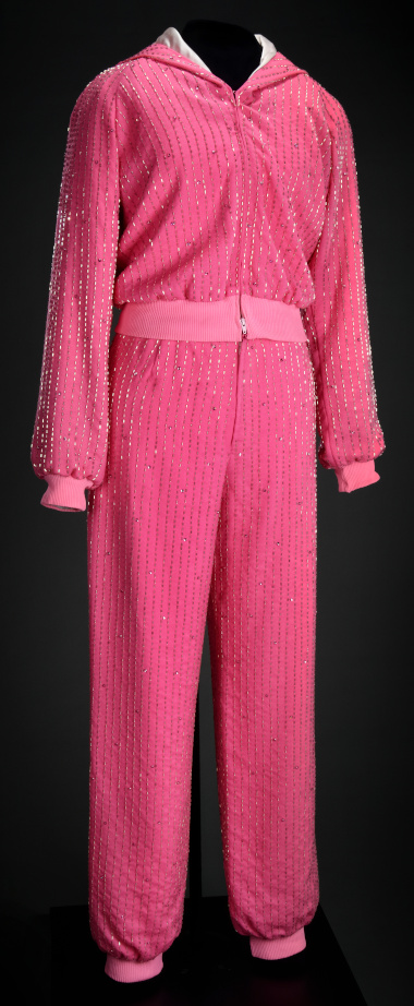 Un ensemble de jogging rose avec de nombreuses perles brillantes créant des rayures verticales