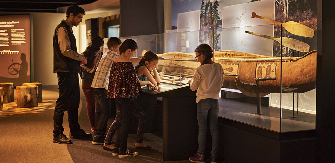 Des étudiants prends une visite guidée autour du musée