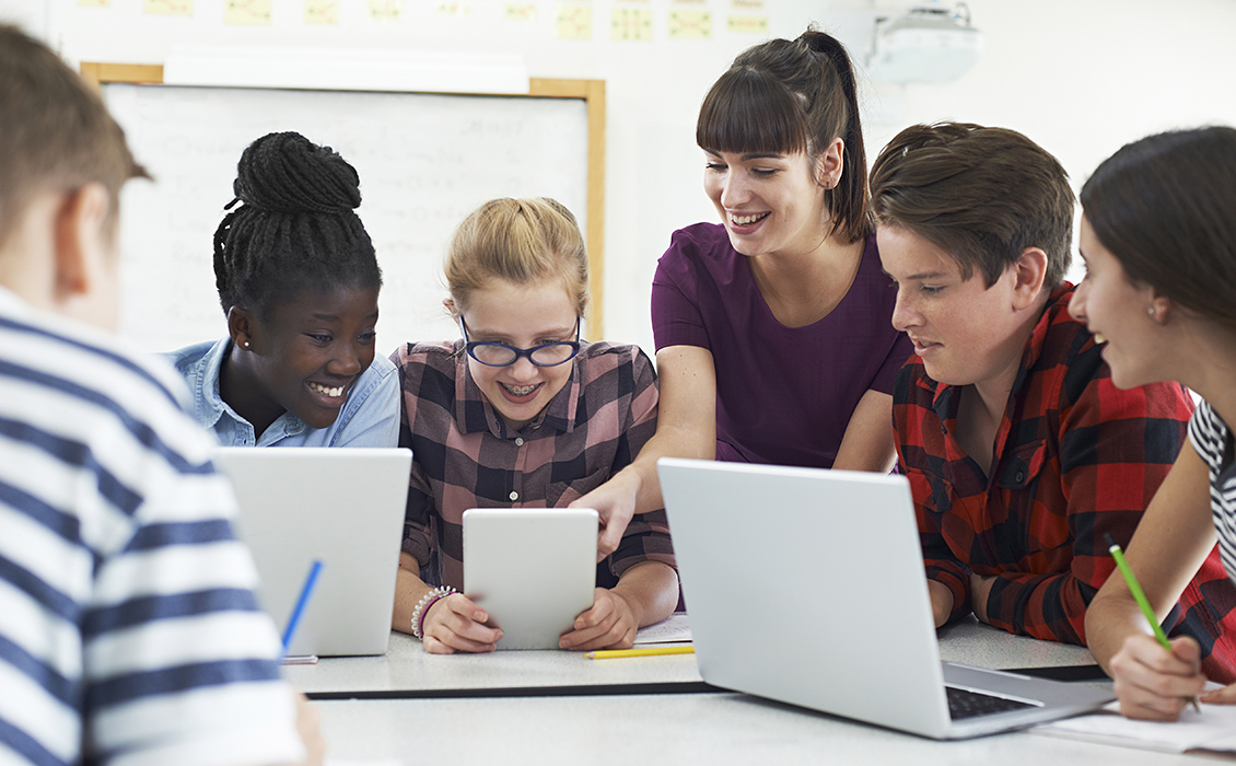 Étudiants adolescents avec leur enseignante
