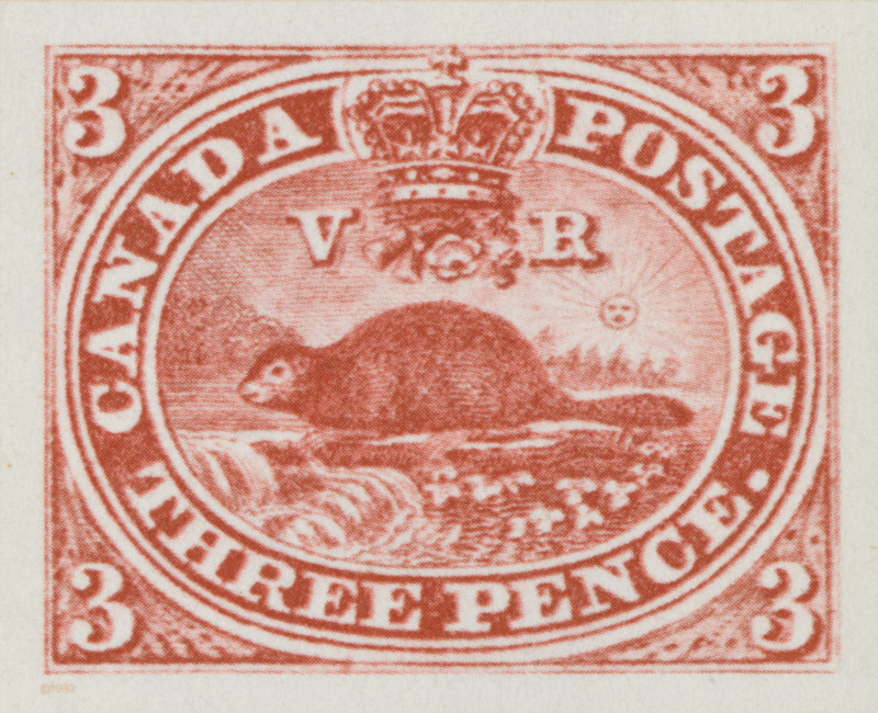Timbre-poste brun-rouge avec un castor au centre entouré du texte « Canada postage. Three pence » écrit dans un ovale. Une couronne avec les initiales « V.R. » se trouve en haut au centre et le chiffre 3 se trouve dans les quatre coins.