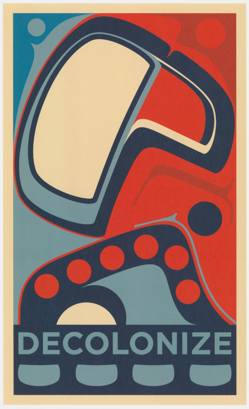 Affiche colorée portant le mot « Decolonize » (Décoloniser) en majuscules au dessous de formes stylisées en jaune clair, rouge foncé et différentes nuances de bleu.