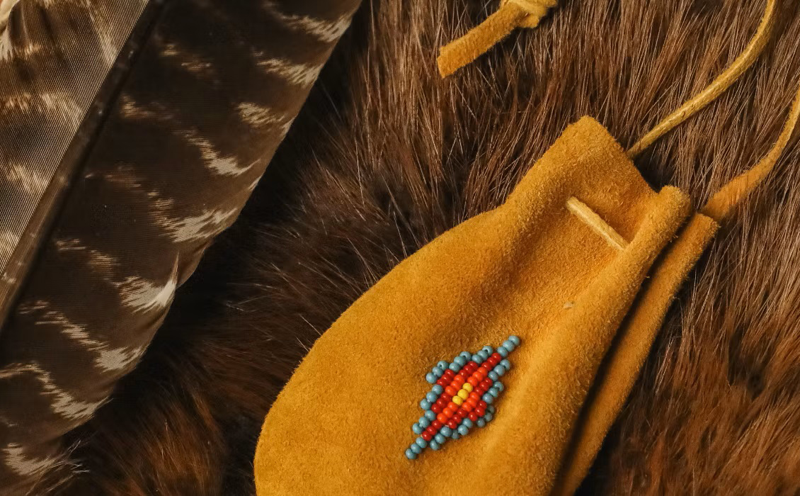 Une pochette en cuir