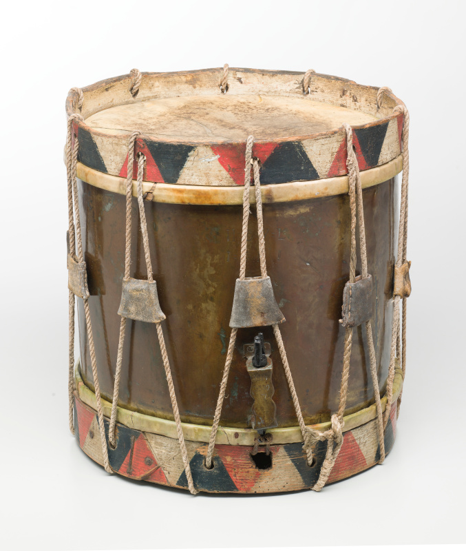 Un tambour en bois et en cuir.
