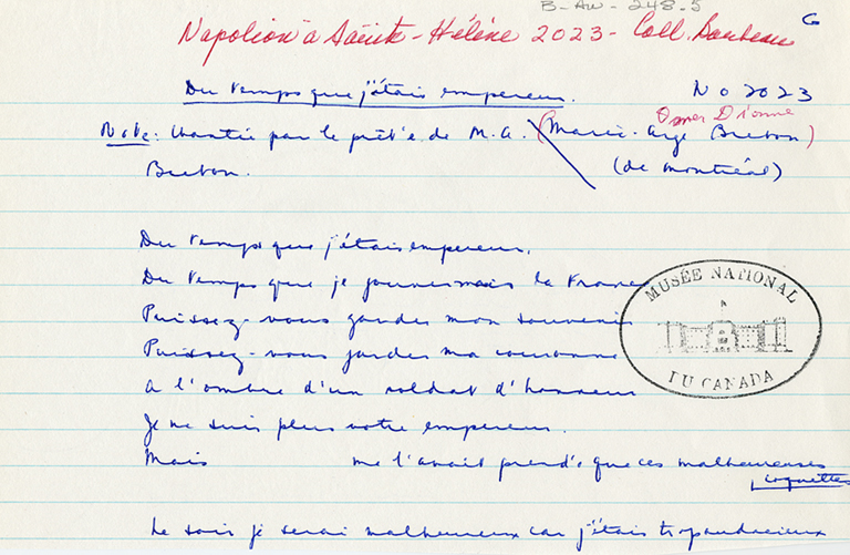 Une feuille de papier couverte d'écriture manuscrite à l'encre bleue et rouge, sur laquelle est estampillé « MUSEE NATIONAL DU CANADA ».