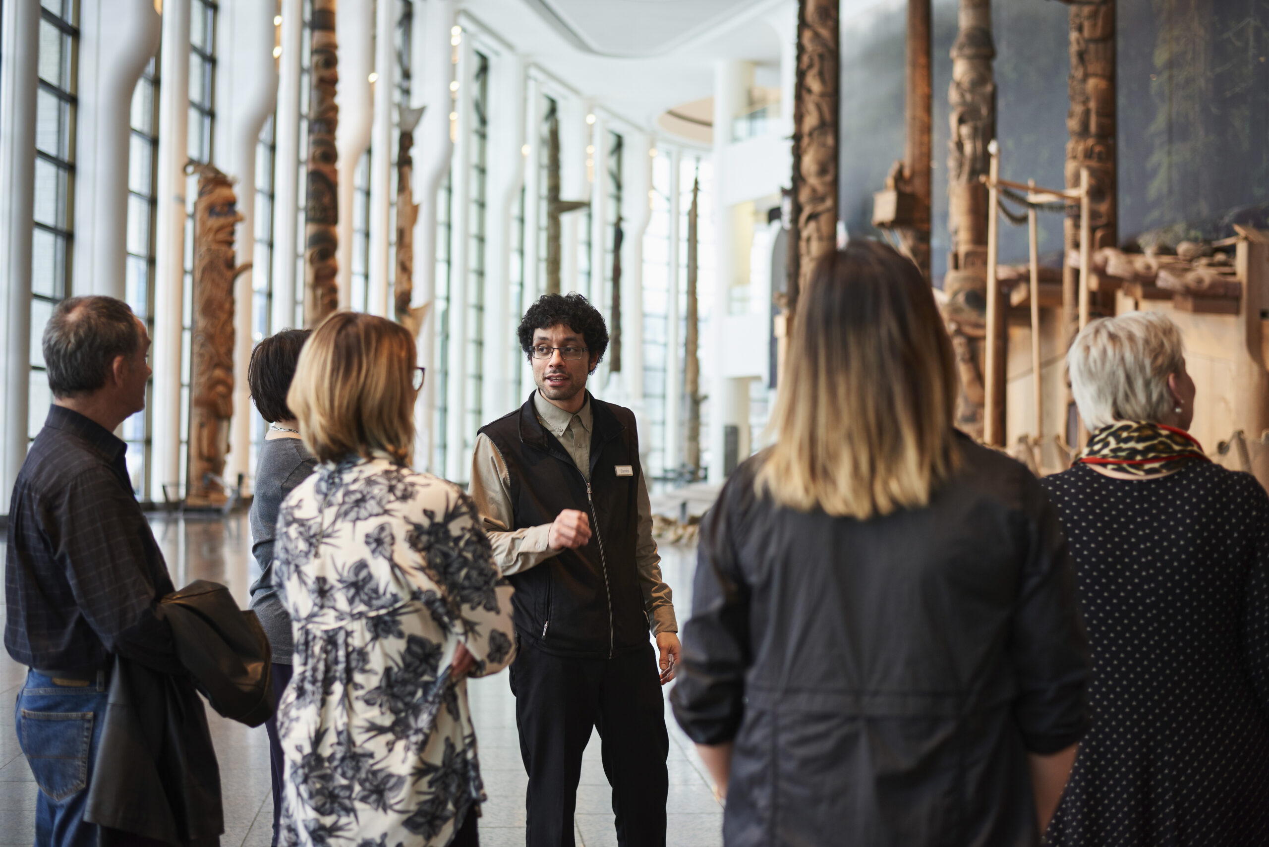 Un groupe qui visite le Musée